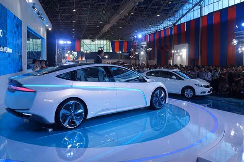 Bên cạnh concept này là Civic thế hệ mới, xếp thành 1 dọc