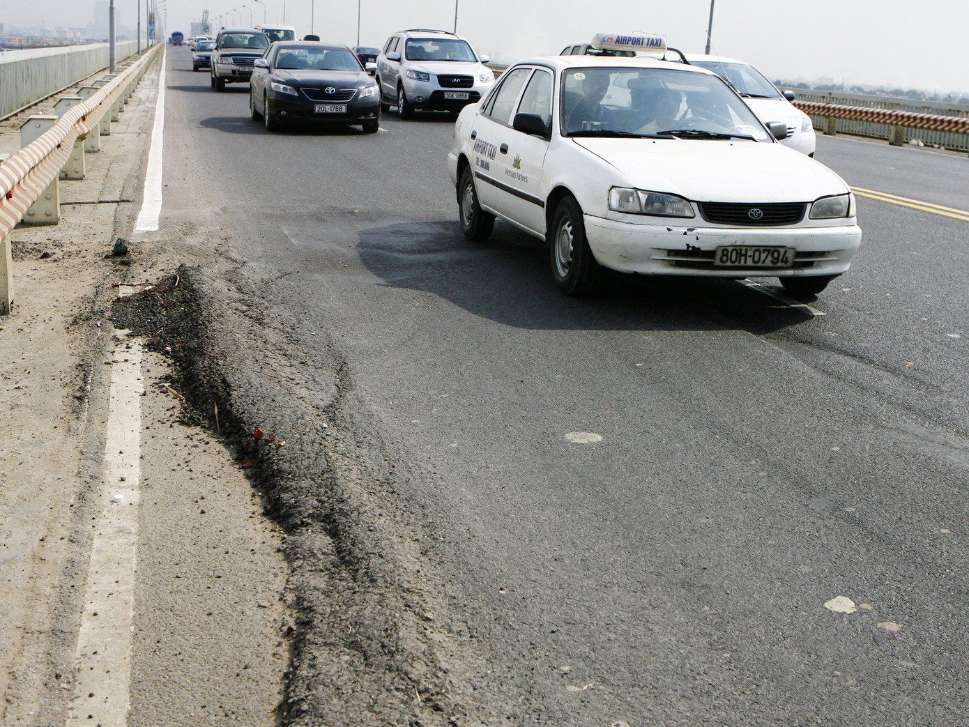Vết sùi, vặn nứt mặt đường cầu Thăng Long ảnh chụp 15h ngày 10-9. Ảnh: Hồng Vĩnh Chi 91 tỷ đồng để sửa, mặt cầu vẫn nhiều “ổ trâu” Ảnh: Hồng Vĩnh, Trần Võ