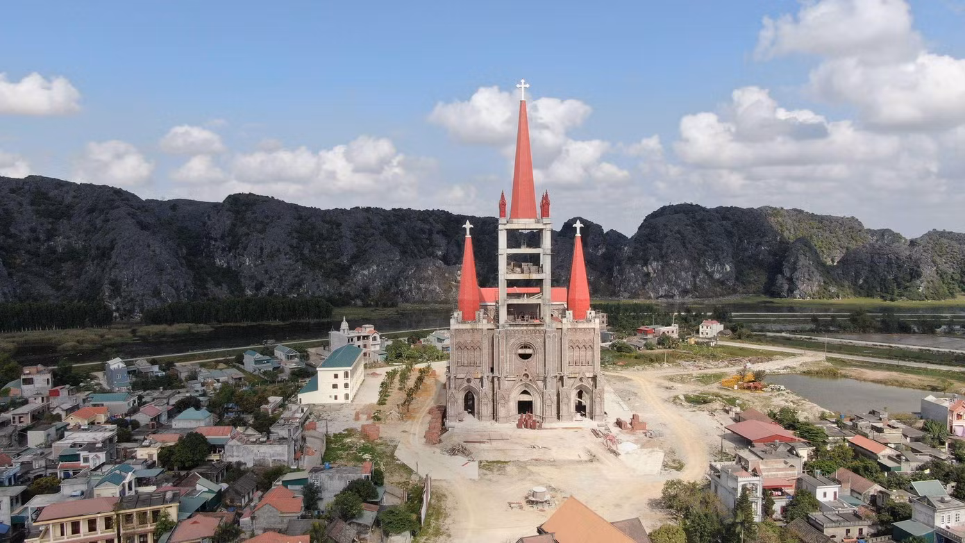 Mặt chính diện, tháp chuông nhà thờ. Ảnh: Đ.H