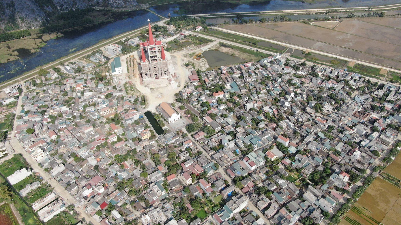 Toàn cảnh nhà thờ Lãng Vân.