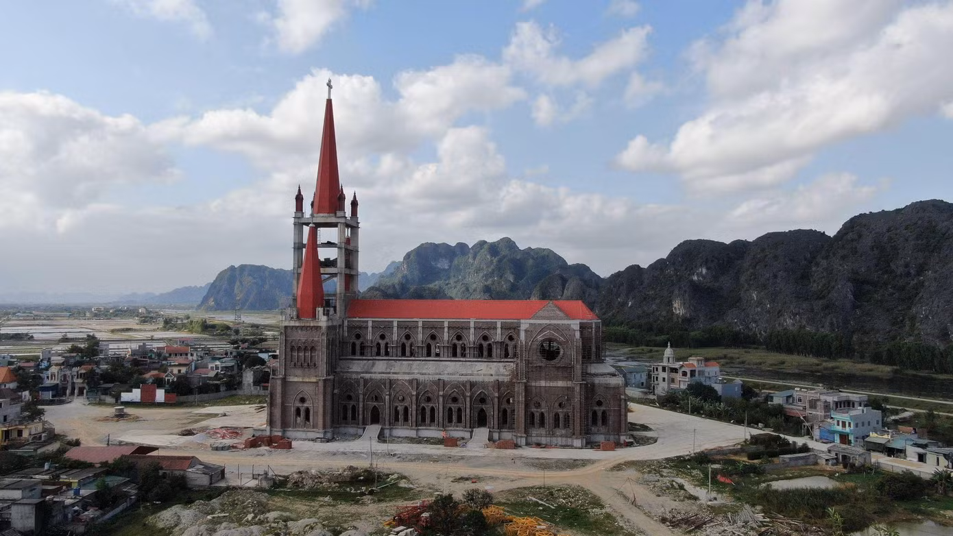 Hông nhà thờ. Ảnh: Đ.H