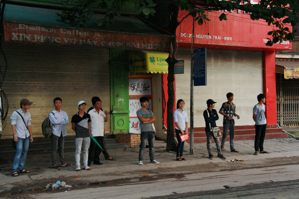 Nhiều thí sinh và phụ huynh chờ xe buýt. Ảnh: Trường Phong