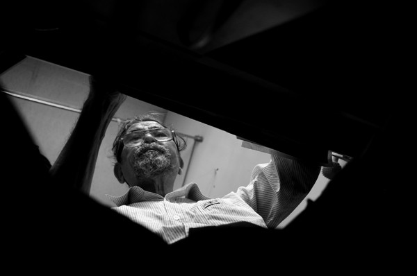 Hai năm trước, ông từng ôm mặt khóc rưng rức, kể chuyện bị người vợ sau và con cái phụ tình. Họ sẵn sàng ký vào đơn từ bỏ ông, chỉ để có quyền bán ngôi nhà chung 50 m2 Lý Nam Đế mà ông xem như là kỷ niệm