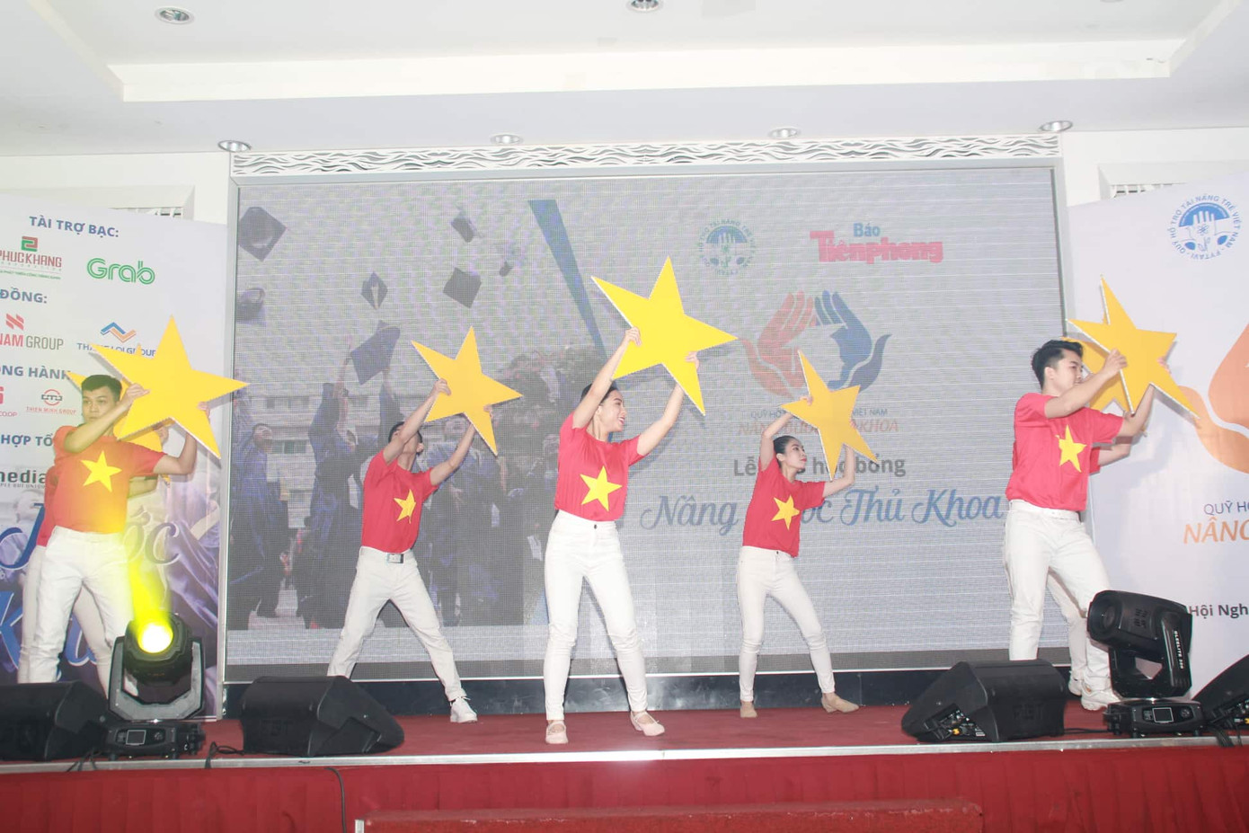 Sáng nay, 50 tân thủ khoa nhận học bổng 'Nâng bước thủ khoa' ảnh 24