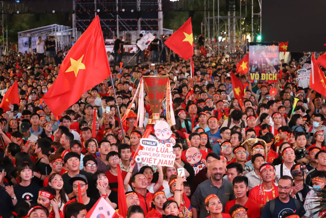 Triệu người xuống đường, phố phường rợp cờ ăn mừng U22 Việt Nam vô địch ảnh 22