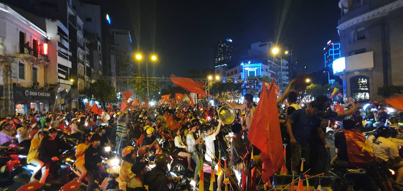 Triệu người xuống đường, phố phường rợp cờ ăn mừng U22 Việt Nam vô địch ảnh 7