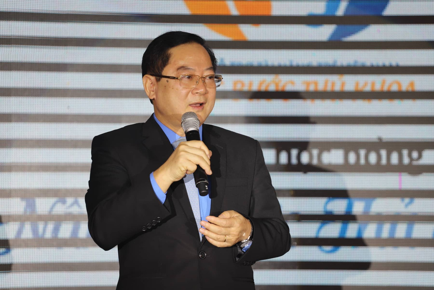 Sáng nay, 50 tân thủ khoa nhận học bổng 'Nâng bước thủ khoa' ảnh 9