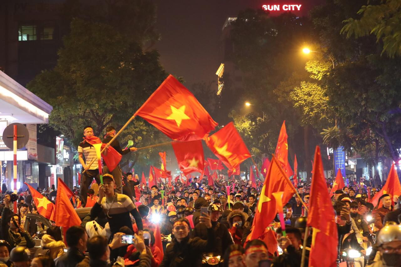 Triệu người xuống đường, phố phường rợp cờ ăn mừng U22 Việt Nam vô địch ảnh 2