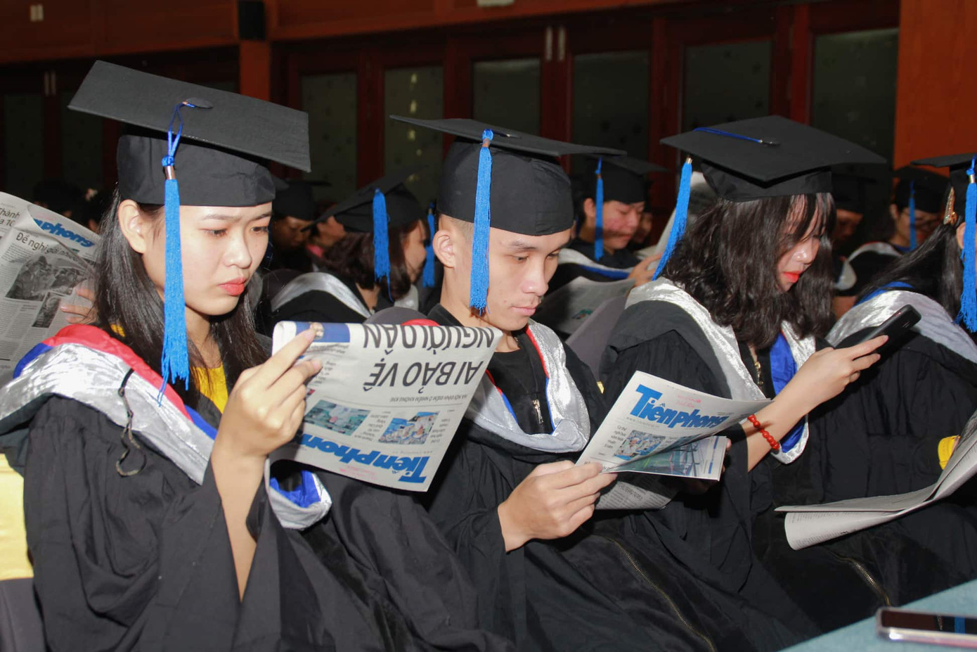 Sáng nay, 50 tân thủ khoa nhận học bổng 'Nâng bước thủ khoa' ảnh 16