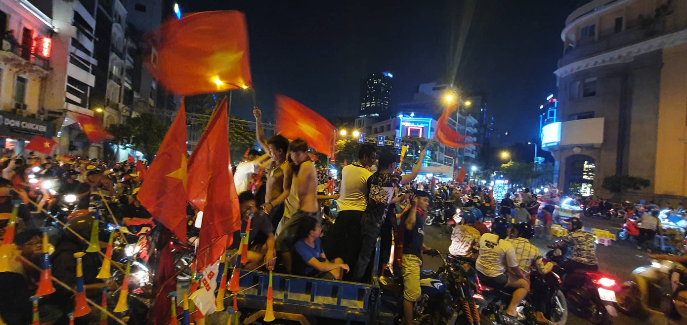 Triệu người xuống đường, phố phường rợp cờ ăn mừng U22 Việt Nam vô địch ảnh 9