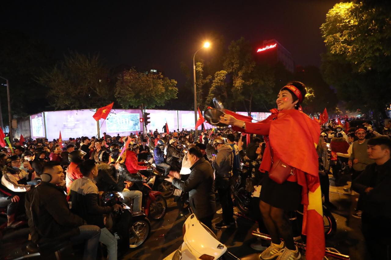 Triệu người xuống đường, phố phường rợp cờ ăn mừng U22 Việt Nam vô địch ảnh 4
