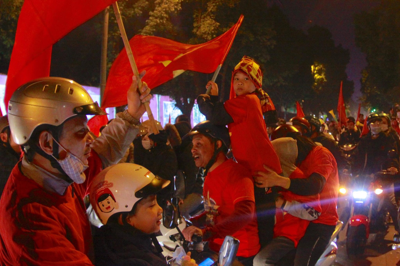 Triệu người xuống đường, phố phường rợp cờ ăn mừng U22 Việt Nam vô địch ảnh 18