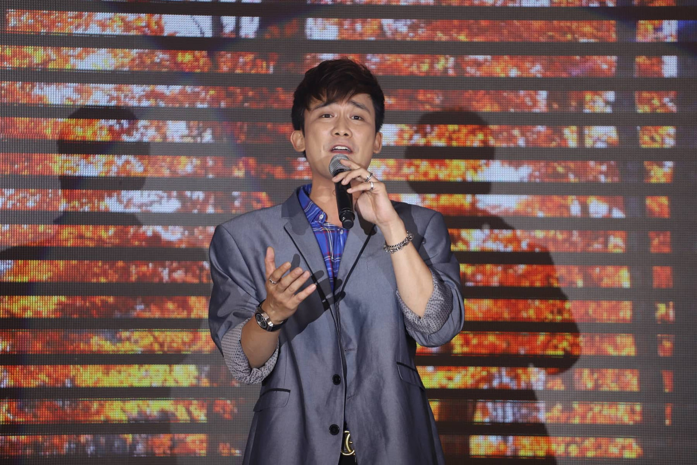 Sáng nay, 50 tân thủ khoa nhận học bổng 'Nâng bước thủ khoa' ảnh 3