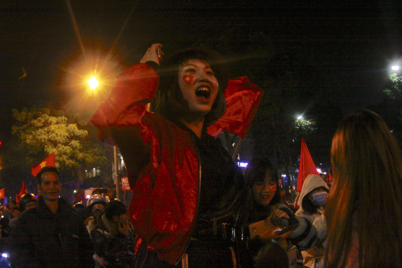 Triệu người xuống đường, phố phường rợp cờ ăn mừng U22 Việt Nam vô địch ảnh 19