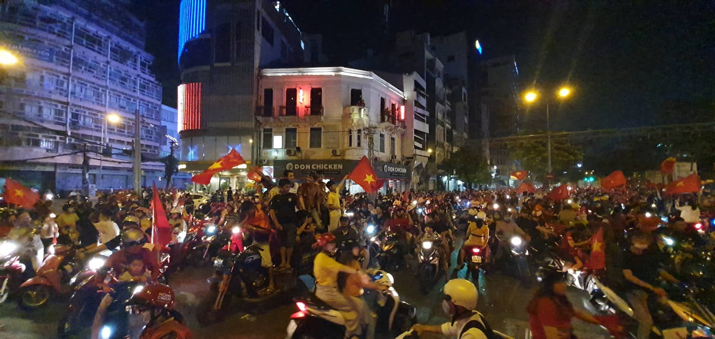 Triệu người xuống đường, phố phường rợp cờ ăn mừng U22 Việt Nam vô địch ảnh 10
