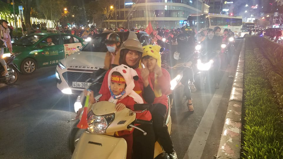 Triệu người xuống đường, phố phường rợp cờ ăn mừng U22 Việt Nam vô địch ảnh 36