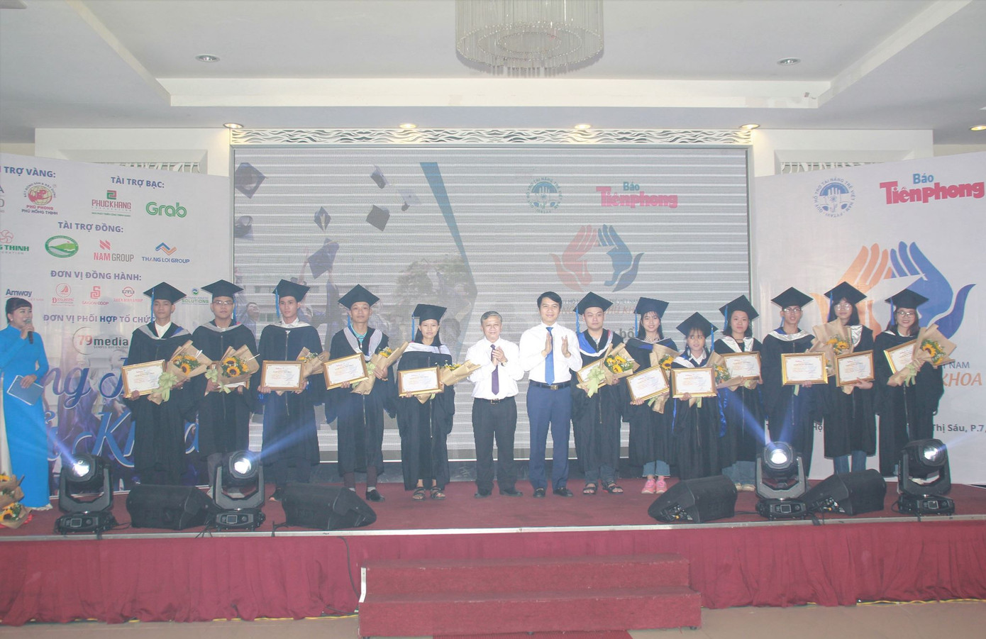 Sáng nay, 50 tân thủ khoa nhận học bổng 'Nâng bước thủ khoa' ảnh 17