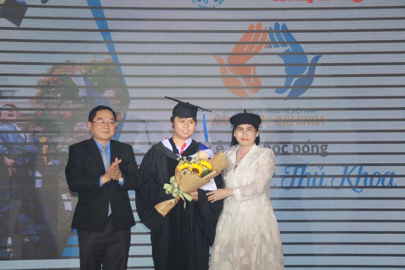 Sáng nay, 50 tân thủ khoa nhận học bổng 'Nâng bước thủ khoa' ảnh 10