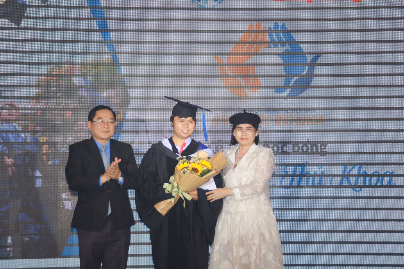 Sáng nay, 50 tân thủ khoa nhận học bổng 'Nâng bước thủ khoa' ảnh 10