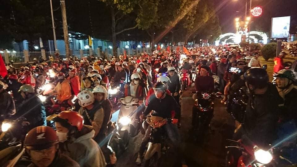 Triệu người xuống đường, phố phường rợp cờ ăn mừng U22 Việt Nam vô địch ảnh 28