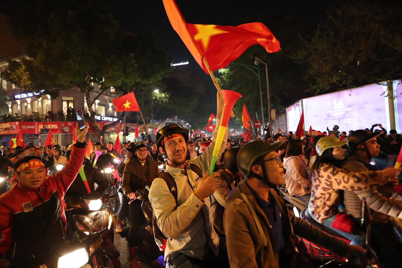 Triệu người xuống đường, phố phường rợp cờ ăn mừng U22 Việt Nam vô địch ảnh 6