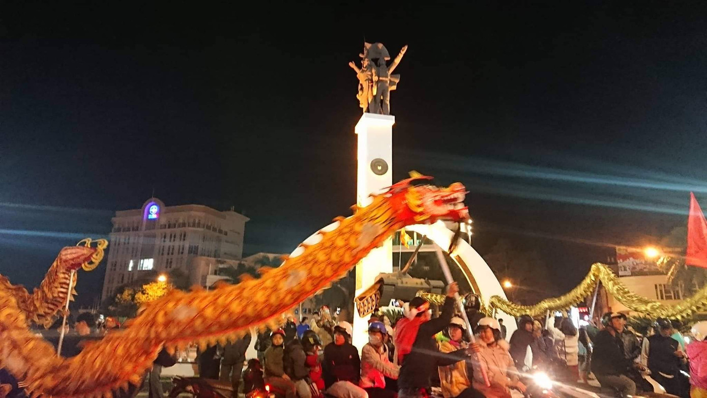 Triệu người xuống đường, phố phường rợp cờ ăn mừng U22 Việt Nam vô địch ảnh 27