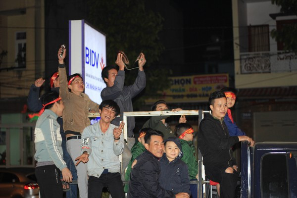 Triệu người xuống đường, phố phường rợp cờ ăn mừng U22 Việt Nam vô địch ảnh 15