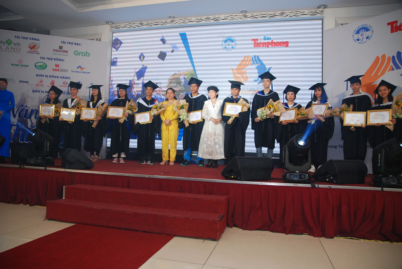 Sáng nay, 50 tân thủ khoa nhận học bổng 'Nâng bước thủ khoa' ảnh 7