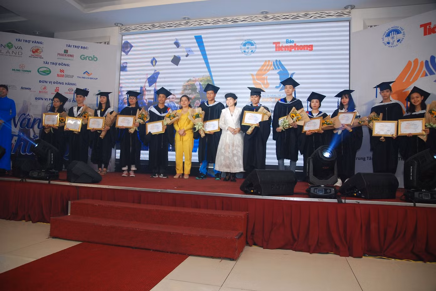 Sáng nay, 50 tân thủ khoa nhận học bổng 'Nâng bước thủ khoa' ảnh 7
