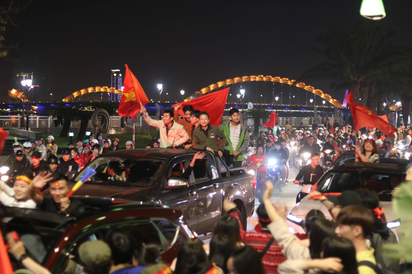 Triệu người xuống đường, phố phường rợp cờ ăn mừng U22 Việt Nam vô địch ảnh 17