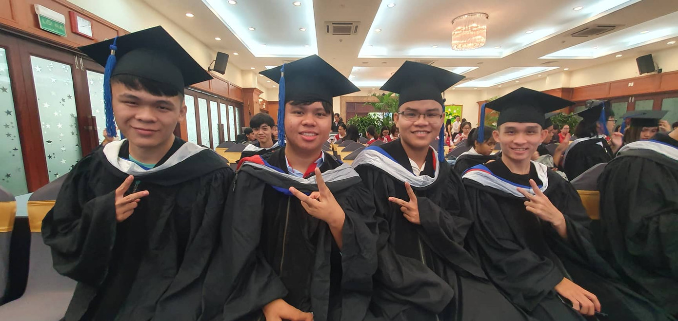 Sáng nay, 50 tân thủ khoa nhận học bổng 'Nâng bước thủ khoa' ảnh 18