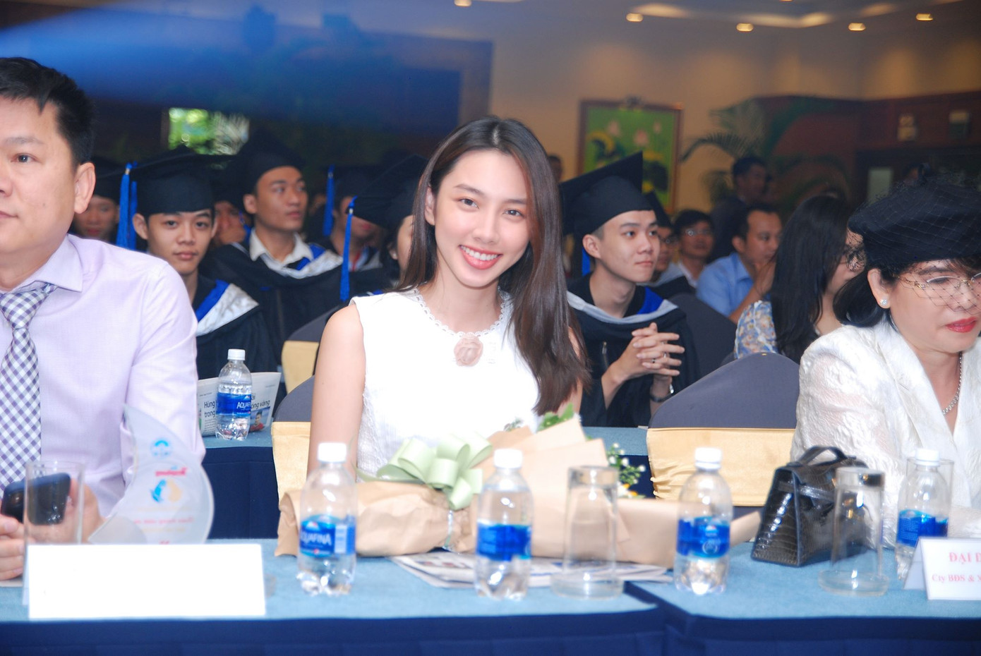 Sáng nay, 50 tân thủ khoa nhận học bổng 'Nâng bước thủ khoa' ảnh 12