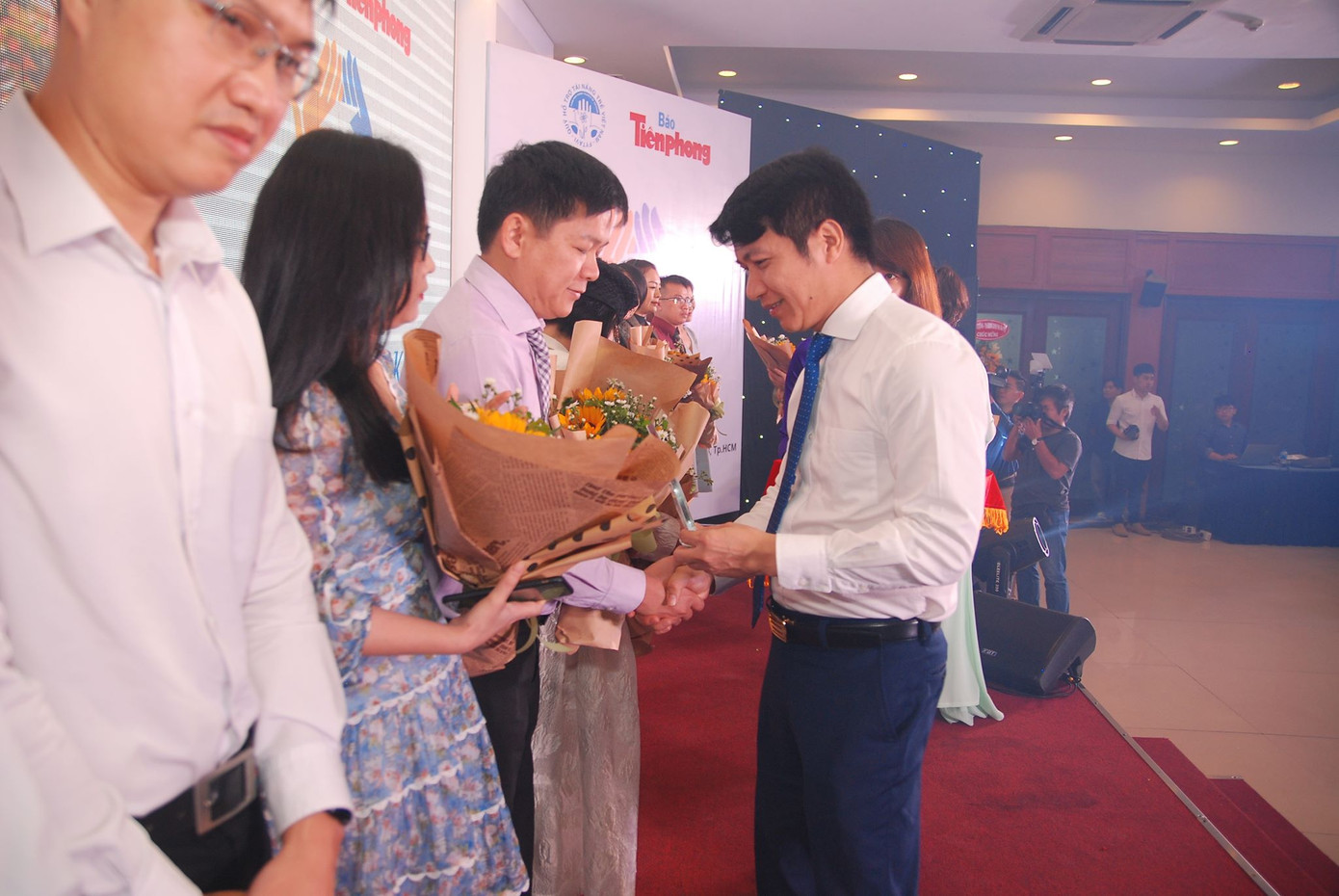 Sáng nay, 50 tân thủ khoa nhận học bổng 'Nâng bước thủ khoa' ảnh 21