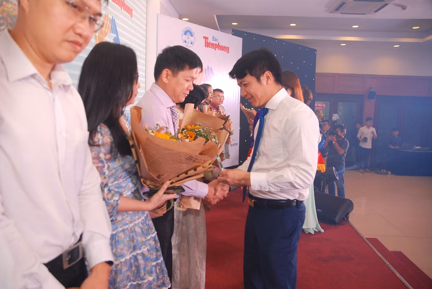 Sáng nay, 50 tân thủ khoa nhận học bổng 'Nâng bước thủ khoa' ảnh 21