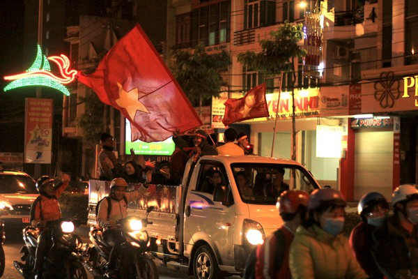 Triệu người xuống đường, phố phường rợp cờ ăn mừng U22 Việt Nam vô địch ảnh 11