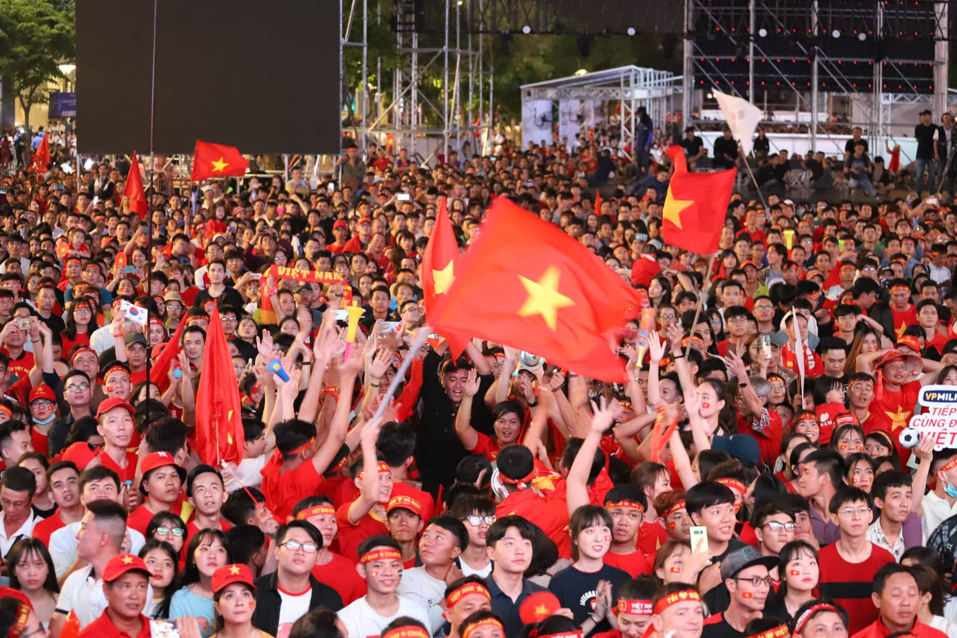 Triệu người xuống đường, phố phường rợp cờ ăn mừng U22 Việt Nam vô địch ảnh 24