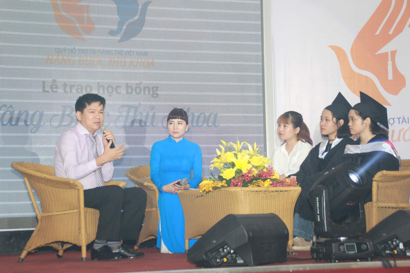 Sáng nay, 50 tân thủ khoa nhận học bổng 'Nâng bước thủ khoa' ảnh 14