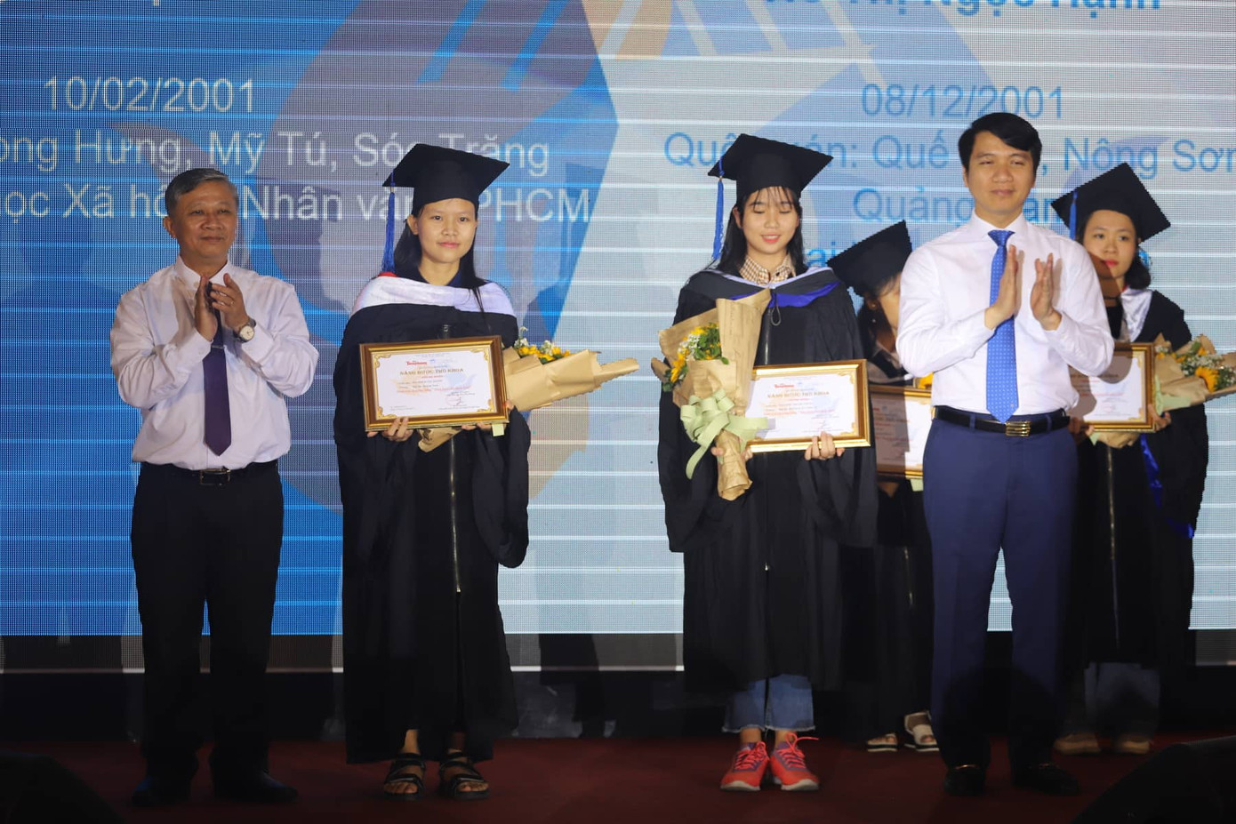 Sáng nay, 50 tân thủ khoa nhận học bổng 'Nâng bước thủ khoa' ảnh 5