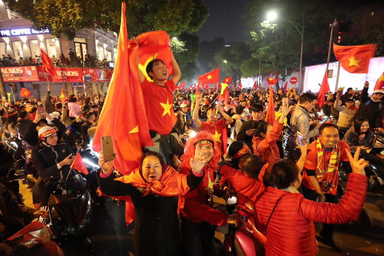 Triệu người xuống đường, phố phường rợp cờ ăn mừng U22 Việt Nam vô địch ảnh 5
