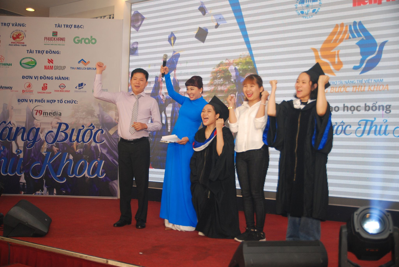 Sáng nay, 50 tân thủ khoa nhận học bổng 'Nâng bước thủ khoa' ảnh 13