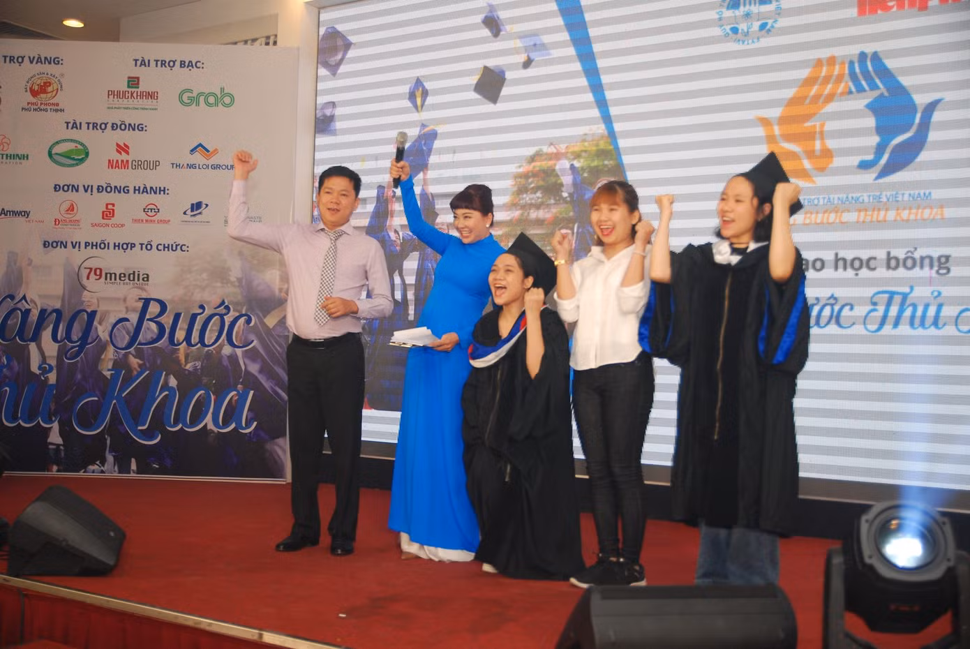 Sáng nay, 50 tân thủ khoa nhận học bổng 'Nâng bước thủ khoa' ảnh 13