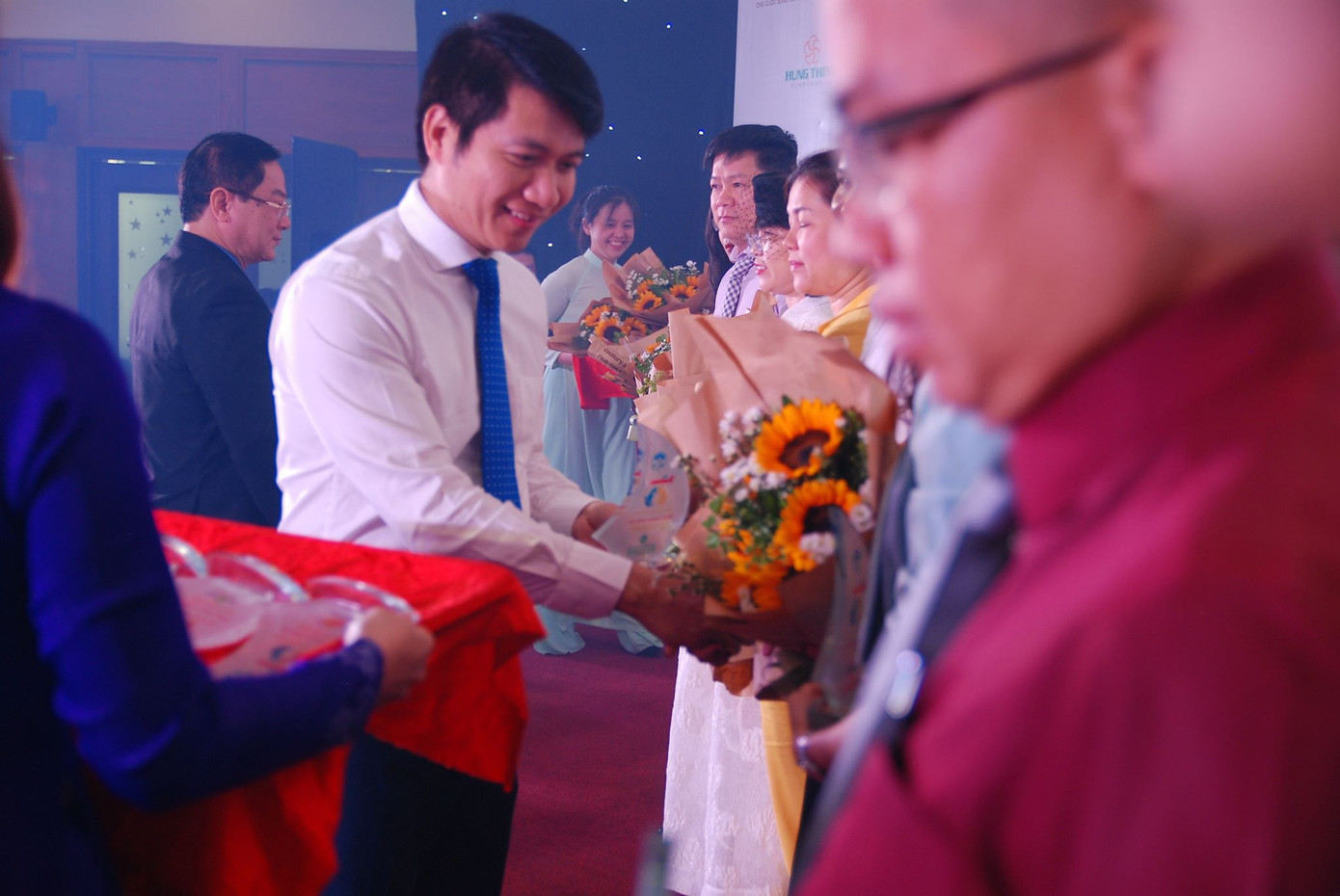 Sáng nay, 50 tân thủ khoa nhận học bổng 'Nâng bước thủ khoa' ảnh 22