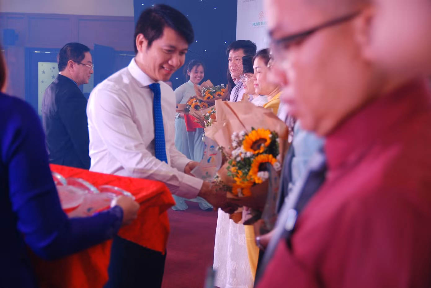 Sáng nay, 50 tân thủ khoa nhận học bổng 'Nâng bước thủ khoa' ảnh 22