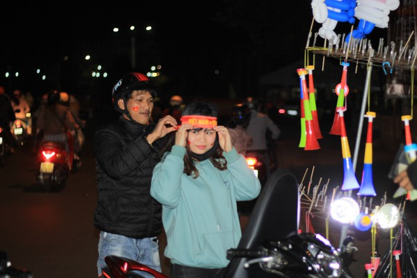 Triệu người xuống đường, phố phường rợp cờ ăn mừng U22 Việt Nam vô địch ảnh 12