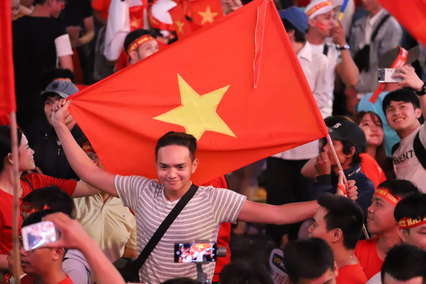 Triệu người xuống đường, phố phường rợp cờ ăn mừng U22 Việt Nam vô địch ảnh 23