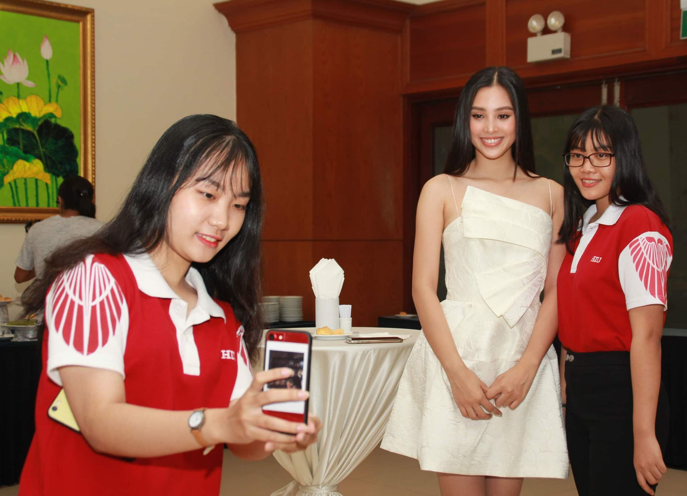 Sáng nay, 50 tân thủ khoa nhận học bổng 'Nâng bước thủ khoa' ảnh 23