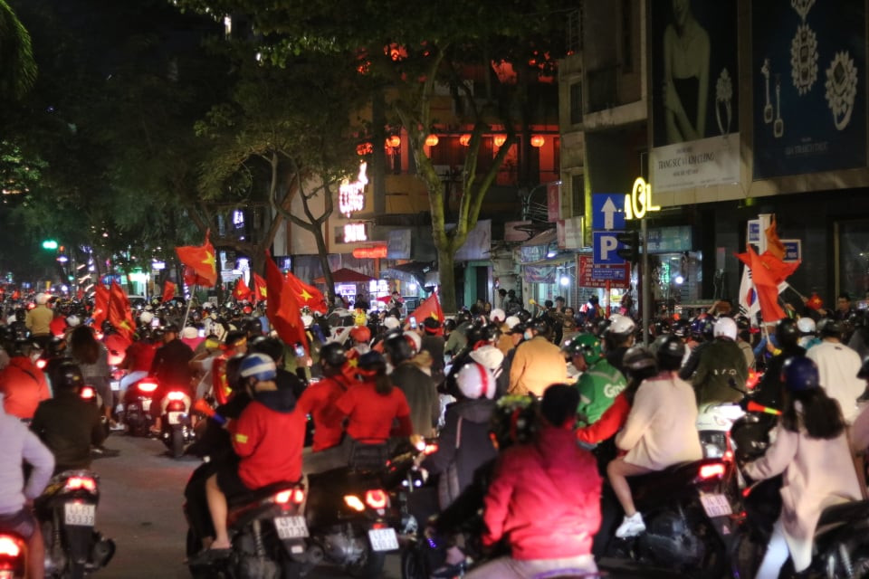 Triệu người xuống đường, phố phường rợp cờ ăn mừng U22 Việt Nam vô địch ảnh 21
