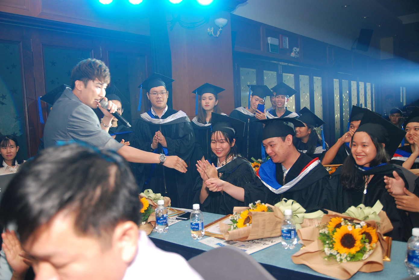 Sáng nay, 50 tân thủ khoa nhận học bổng 'Nâng bước thủ khoa' ảnh 4