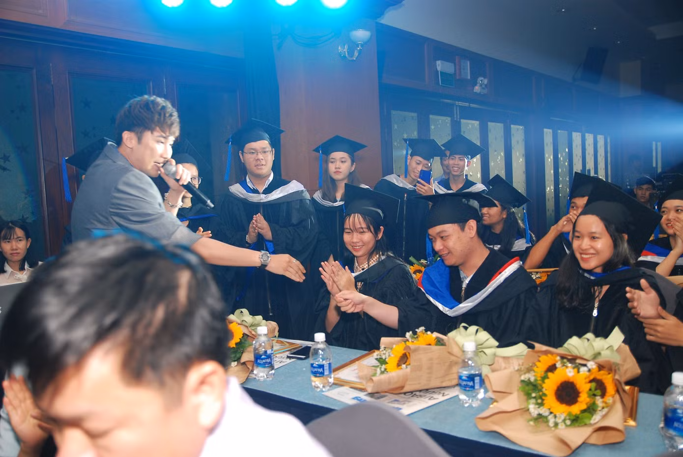 Sáng nay, 50 tân thủ khoa nhận học bổng 'Nâng bước thủ khoa' ảnh 4