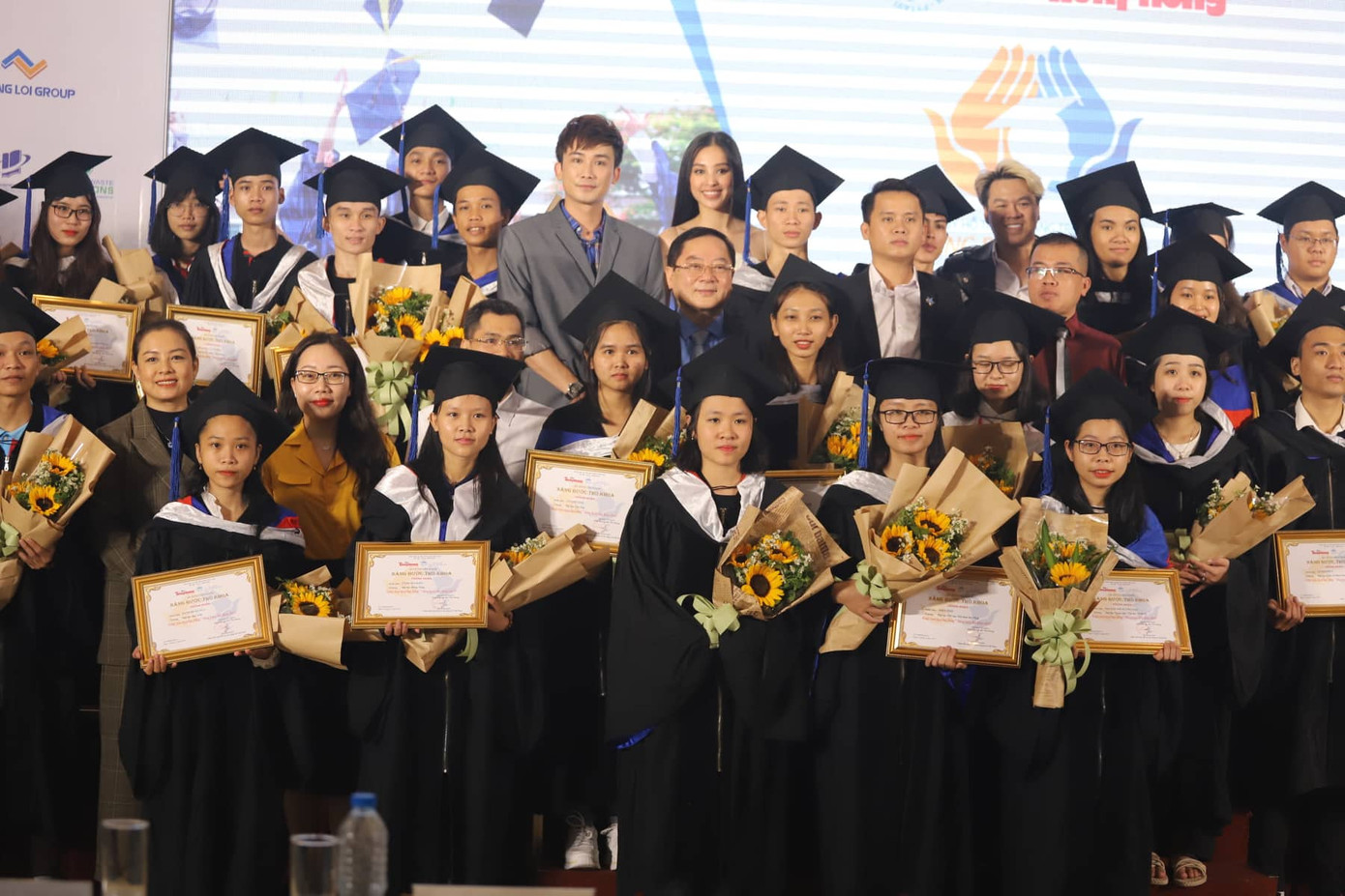 Sáng nay, 50 tân thủ khoa nhận học bổng 'Nâng bước thủ khoa' ảnh 2